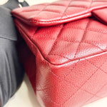将图片加载到图库查看器，Close-up of a red quilted leather handbag
