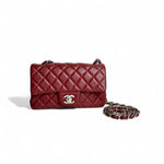 将图片加载到图库查看器，Red quilted handbag with chain strap on a white background
