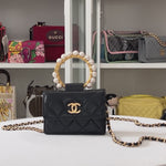 在图库查看器中加载和播放视频，Chanel Pearl Handle Clutch with Chain
