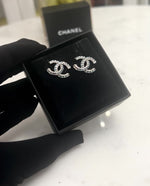 Charger et lire la vidéo dans la visionneuse de la Galerie, Chanel Crystal Earrings

