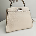 将图片加载到图库查看器，Beige handbag with a silver clasp on a light gray background
