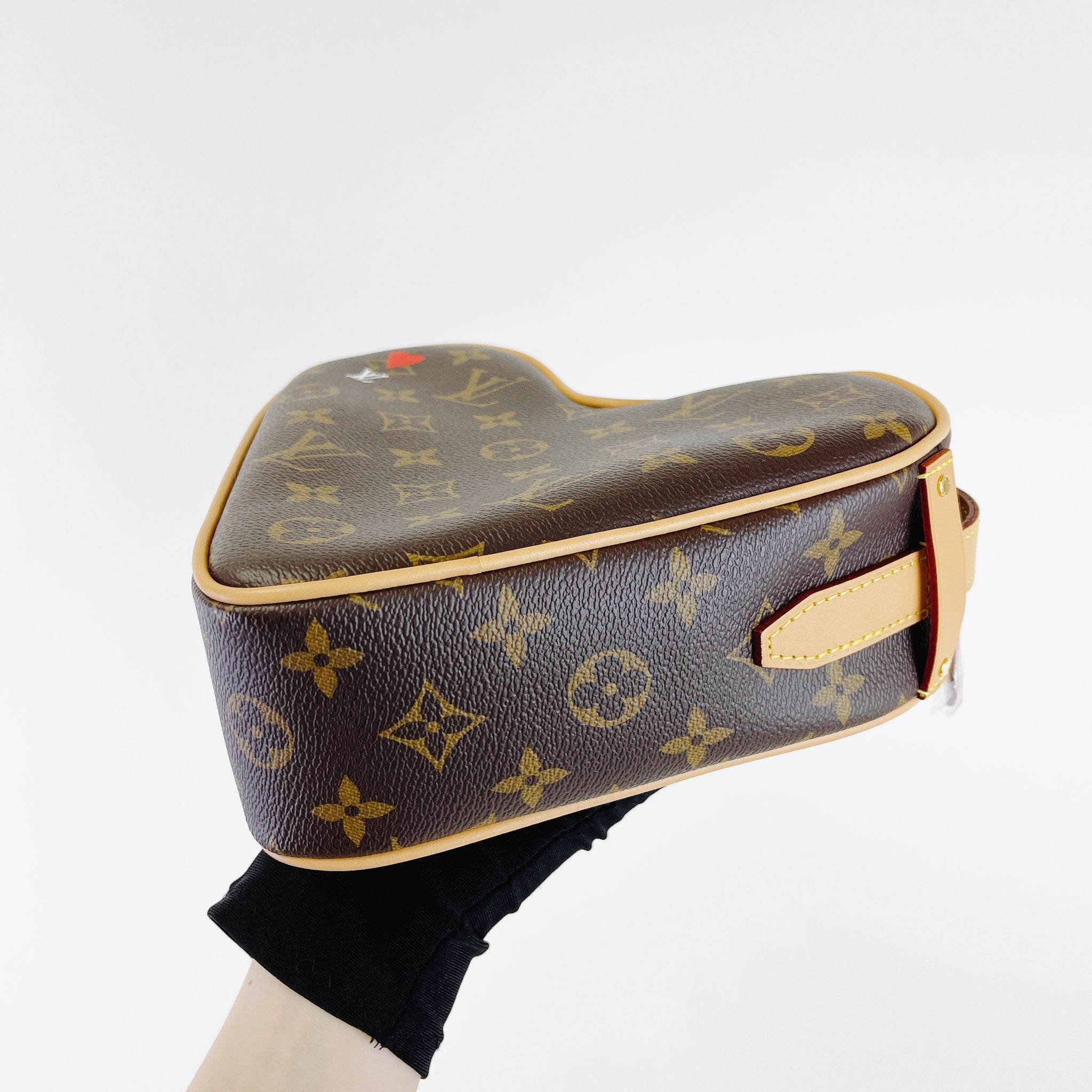 The gate ftw 🙌 This Louis Vuitton Coeur Heart Bag is roomier than it , Louis Vuitton Bag