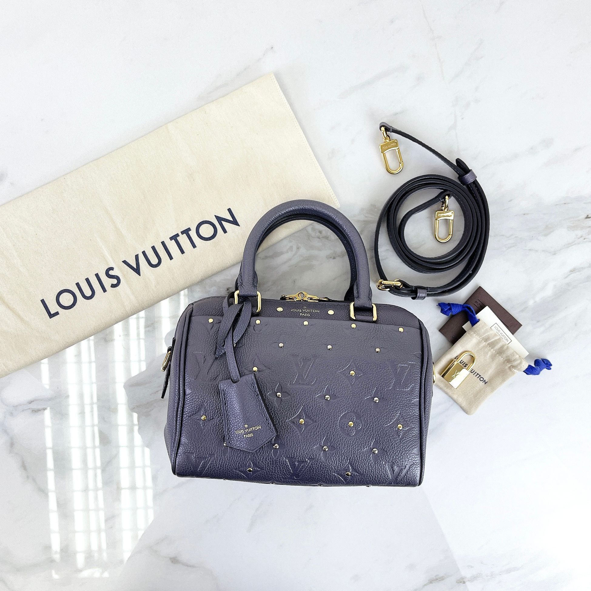 🎒SOLD 🎒LOUIS VUITTON SPEEDY BANDOULIERE 20 Oh my goodness what a beauty!  The broad adjustable and removable stone branded strap als