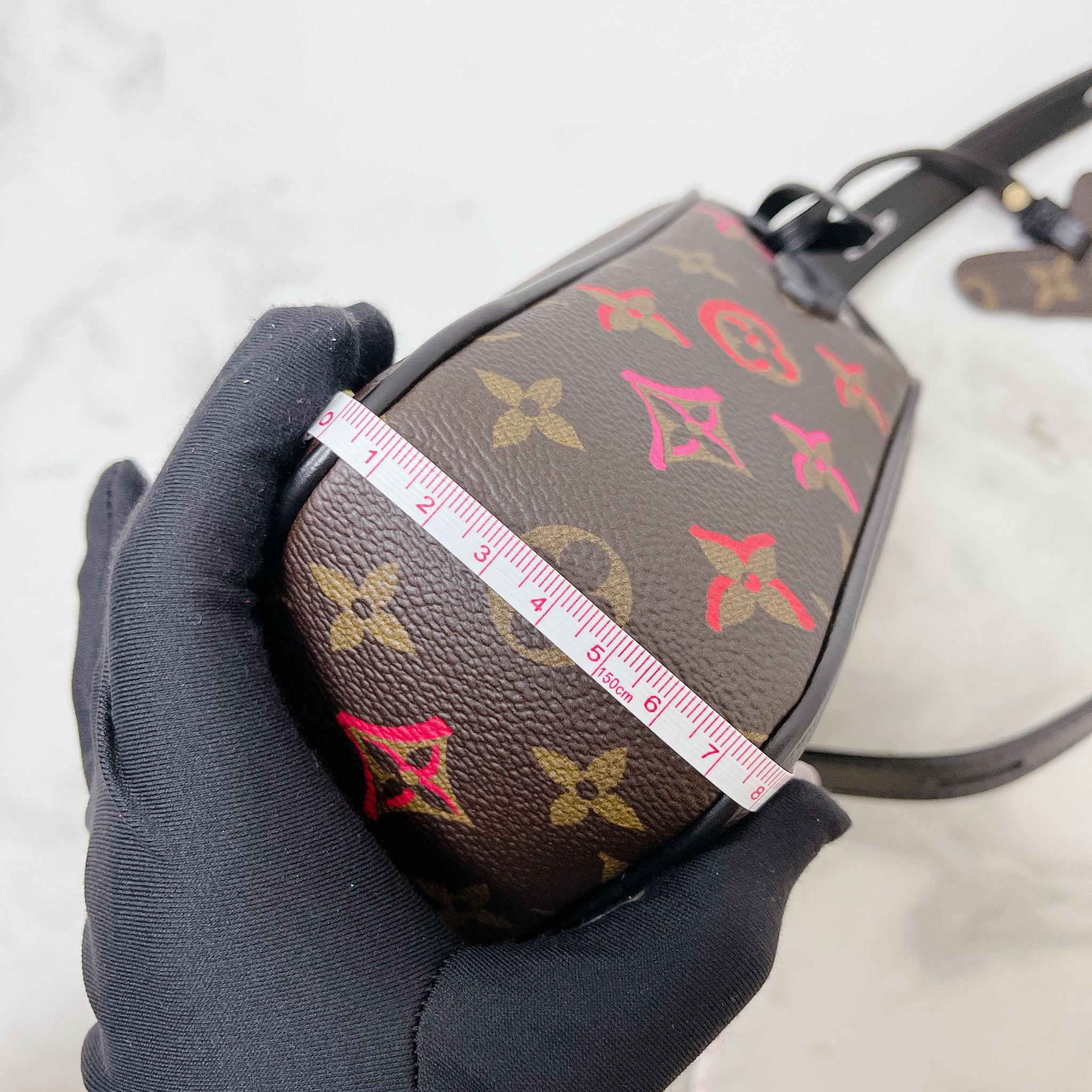 LOUIS VUITTON Asia-Exclusive Fall in Love Sac Coeur