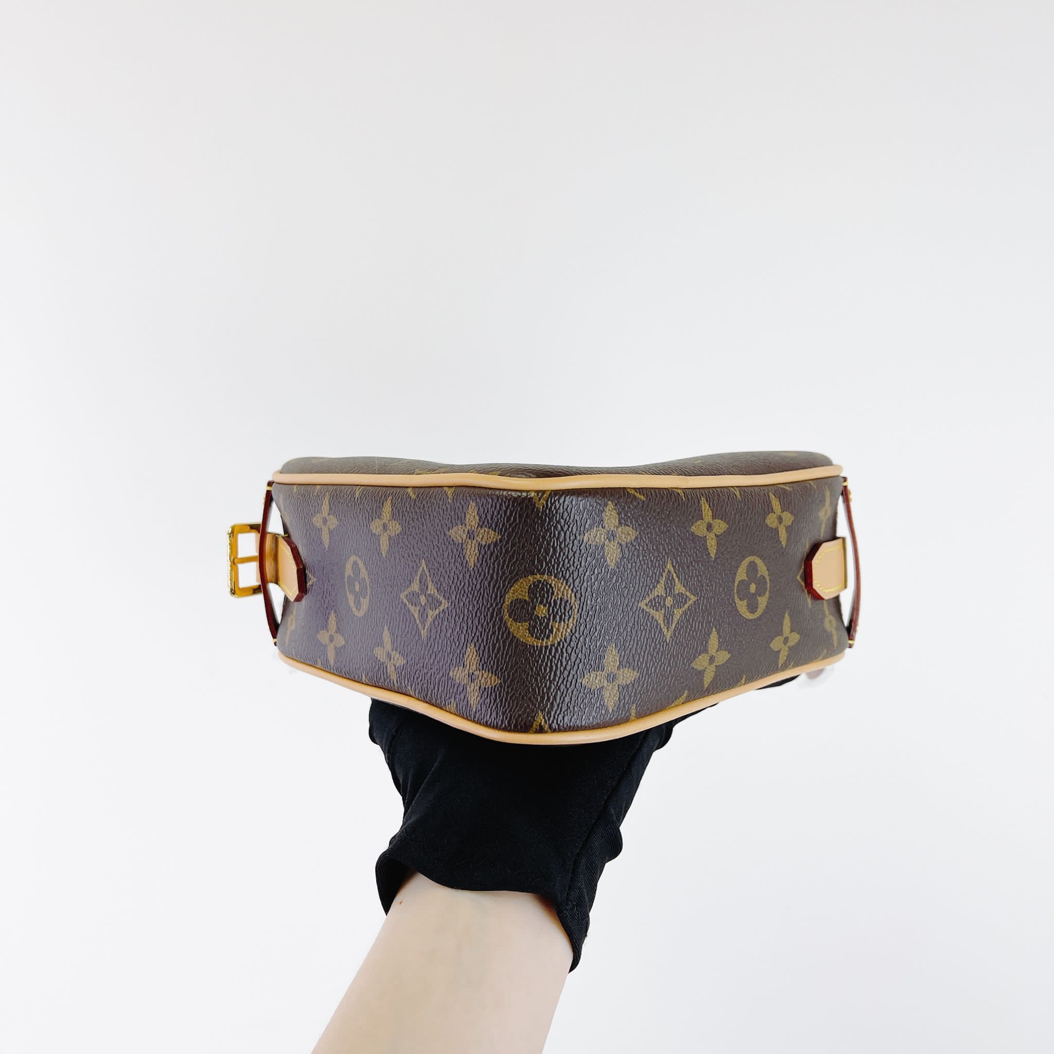 The gate ftw 🙌 This Louis Vuitton Coeur Heart Bag is roomier than