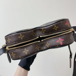 Charger l&#39;image dans la galerie, LOUIS VUITTON Asia-Exclusive Fall in Love Sac Coeur
